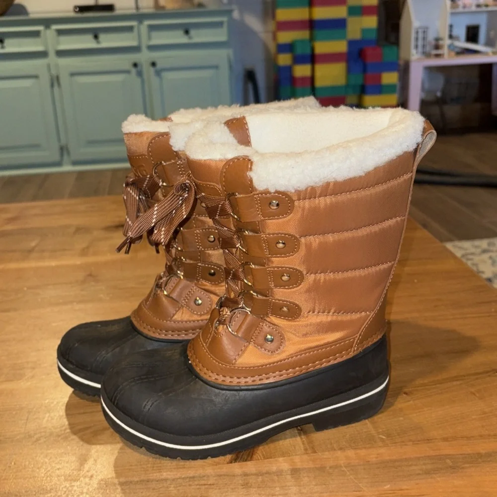 Euc dsg size 2 girls winter boots worn twice - Picture 2 of 6
